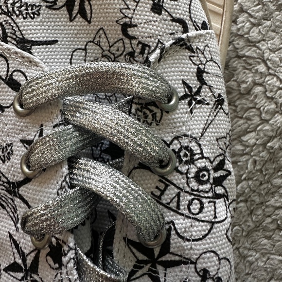 Betsey Johnson White Tattoo Ruched Sneaker (WW) - Size 9W - Picture 7 of 8